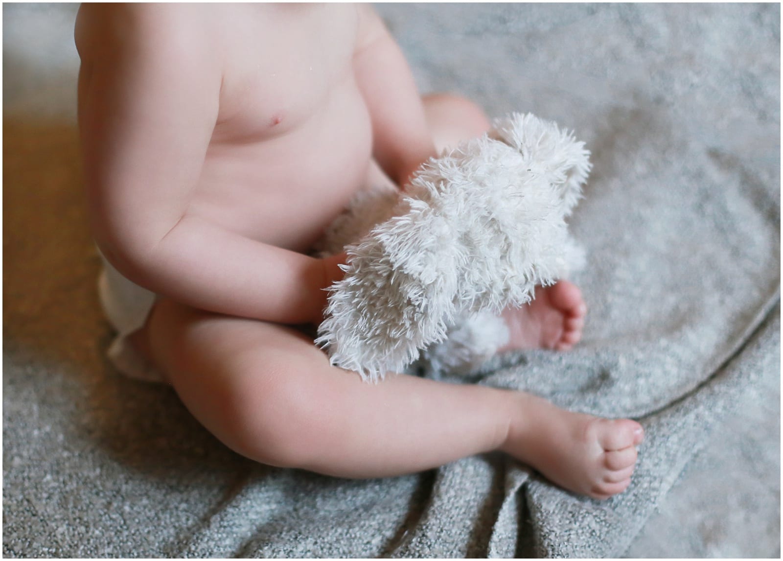 Helena Woods, Children's photographer, shares a few sneak peeks from a recent at home baby milestone session in Strasbourg France. Children's Photographer