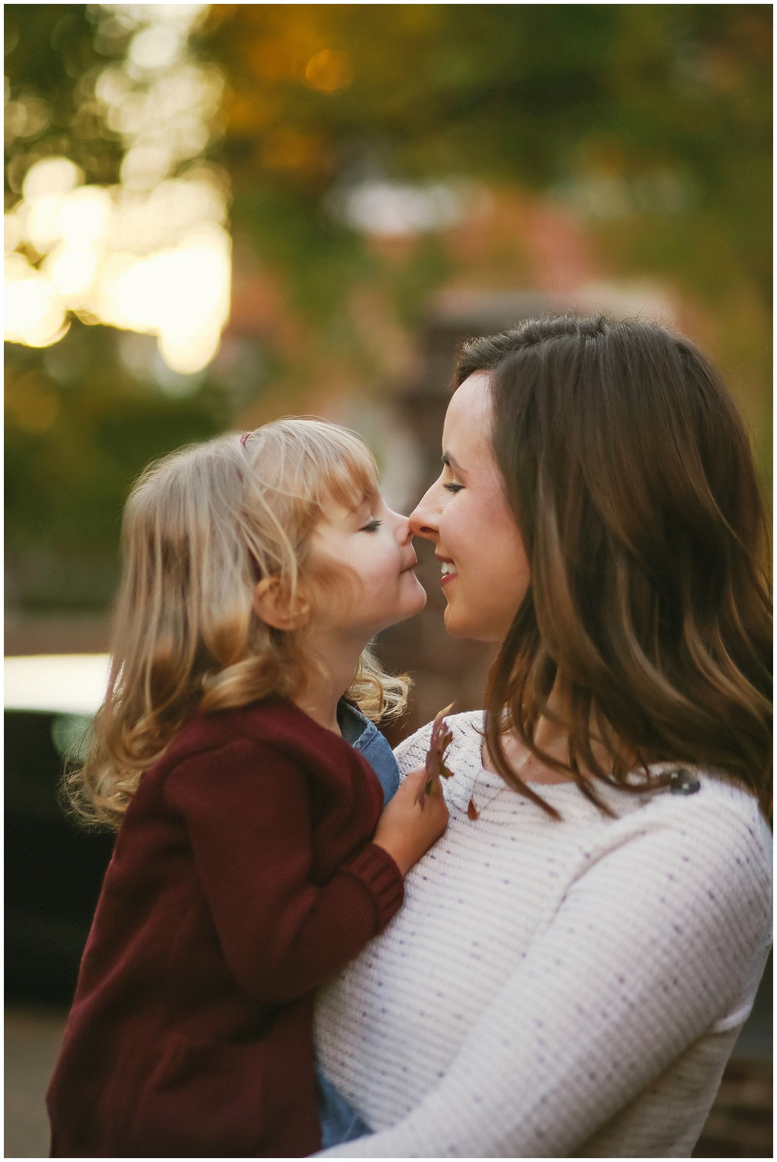 mother and child cuddle in Old town Alexandria Virginia with DC family photographer Helena Woods photography