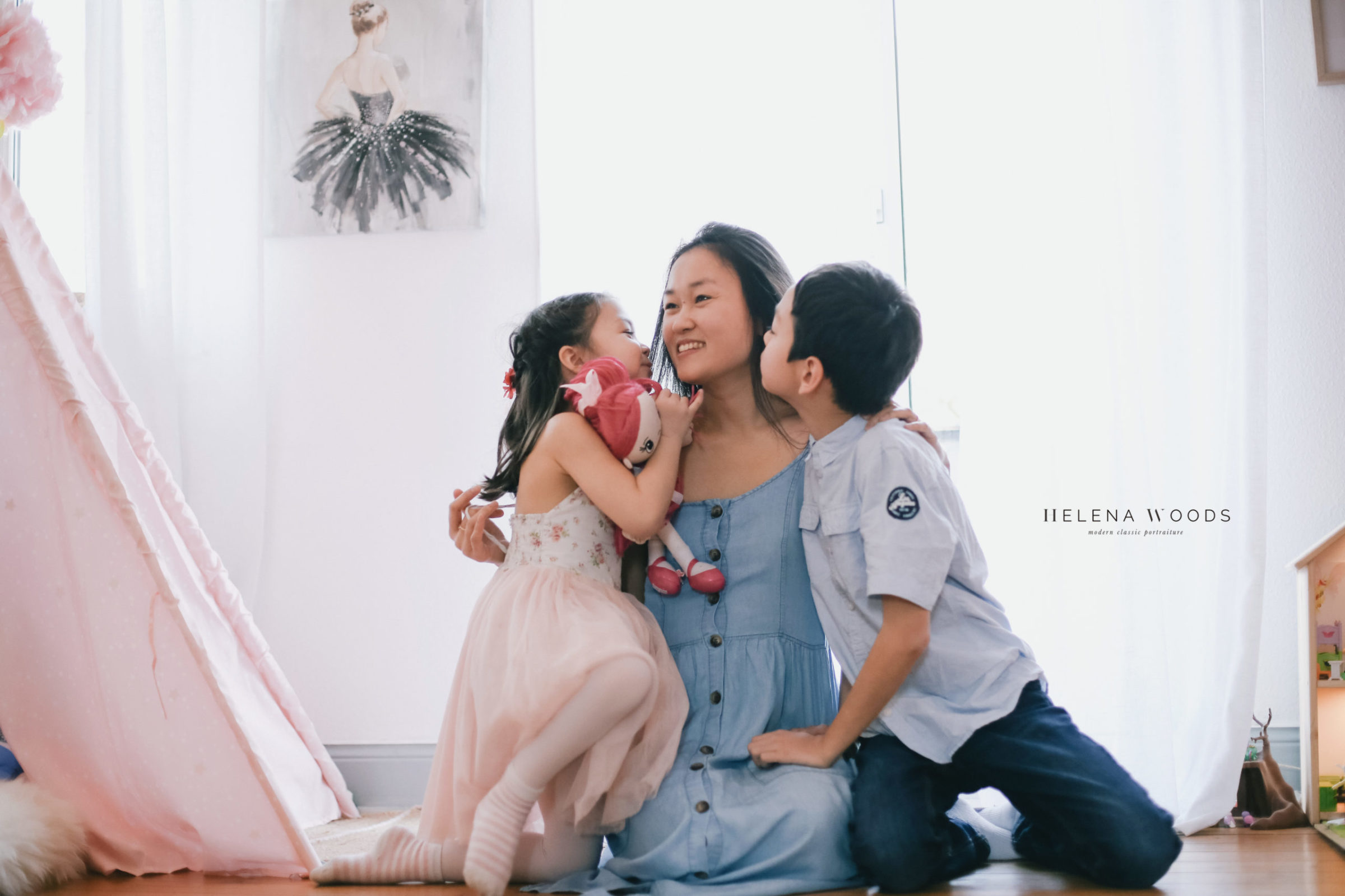 children kiss mom during lifestyle family photo session with Helena Woods Photography